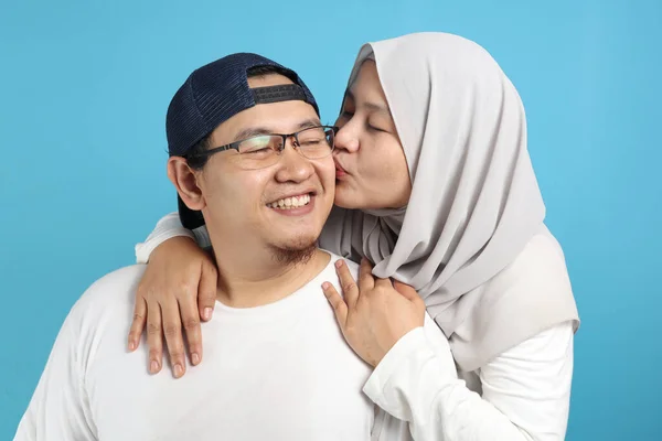 Portait Bahagia Pasangan Muslim Asia Tersenyum Suami Dan Istri Memeluk — Stok Foto