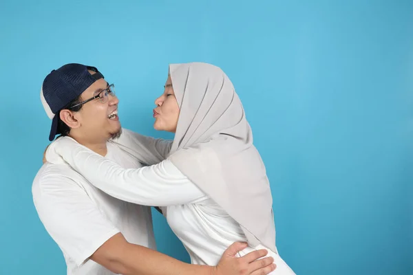 Portait Bahagia Pasangan Muslim Asia Tersenyum Suami Dan Istri Memeluk — Stok Foto