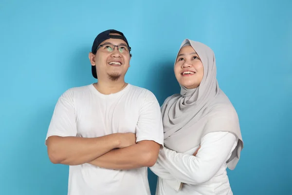 Portait Pasangan Muslim Asia Yang Bahagia Tersenyum Melihat Atas Dan — Stok Foto