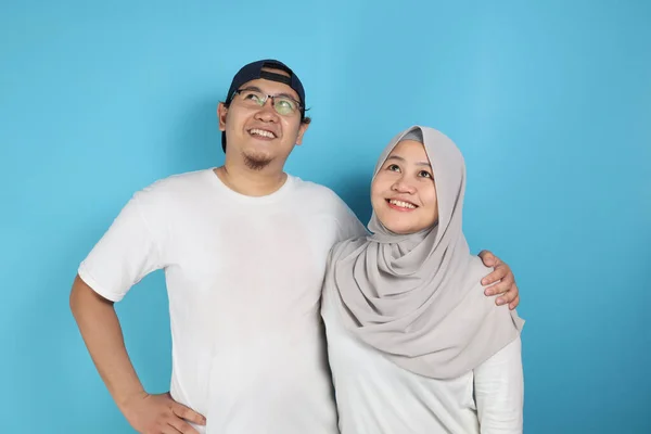 Portait Pasangan Muslim Asia Yang Bahagia Tersenyum Melihat Atas Dan — Stok Foto