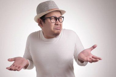 Komik Asya adam omuz silkme omuz jest, ben bilmiyorum gösteren veya ret ile fotoğraf görüntü