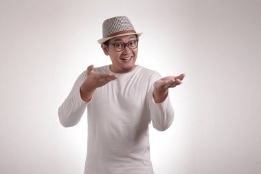 Asyalı genç bir adam, gri bir tişört giyiyor. Elinde bir şey yok, gülümsüyor. Vücut portresini kapat