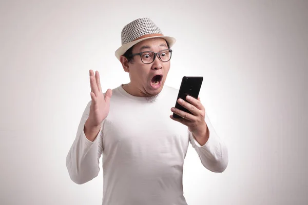 Attractive Young Asian Man Reading Texting Chatting His Phone Shocked — Stock Photo, Image