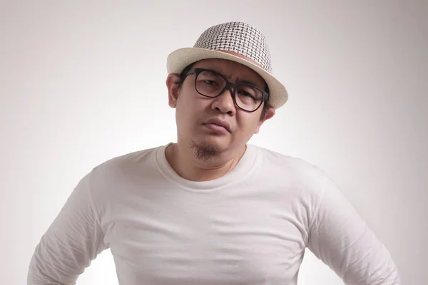 Junger Asiatischer Mann Lässig Weißes Hemd Zeigt Enttäuschte Geste Halbkörperporträt — Stockfoto