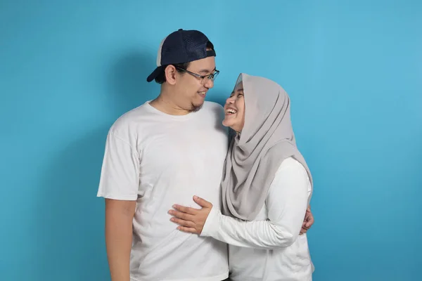 Portrét Šťastného Asijského Muslimského Páru Úsměvem Manžel Manželka Objímání Plné — Stock fotografie