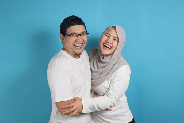 Portrait Happy Asian Muslim Couple Smile Husband Wife Hugging Full — Stok Foto