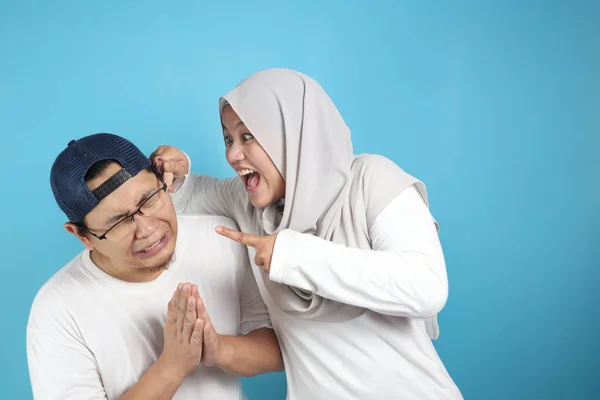 Asyalı Müslüman Bir Çiftin Komik Portresi Kavga Eden Karı Koca — Stok fotoğraf
