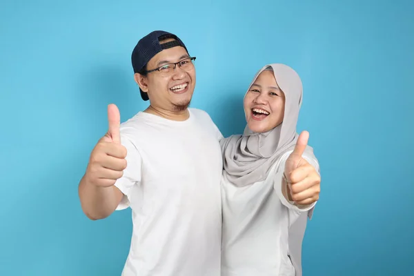 Portait Pasangan Muslim Asia Yang Bahagia Tersenyum Dan Menunjukkan Gerakan — Stok Foto