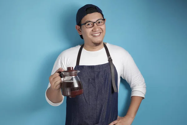 Retrato Chef Camarero Asiático Sonriendo Cámara Mientras Muestra Cafetera Ofreciendo — Foto de Stock