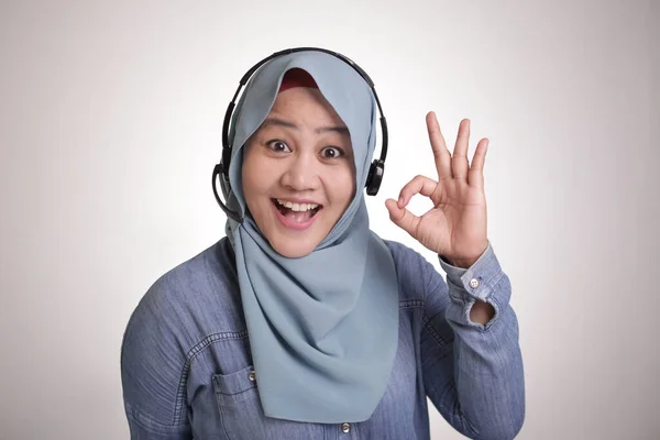 Portret Van Mooie Jonge Moslim Dame Dragen Hijab Call Center — Stockfoto