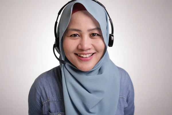 Portret Van Mooie Jonge Moslim Dame Dragen Hijab Call Center — Stockfoto