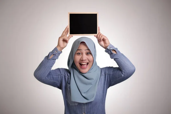 Ritratto Intelligente Felice Donna Musulmana Asiatica Successo Che Indossa Hijab — Foto Stock