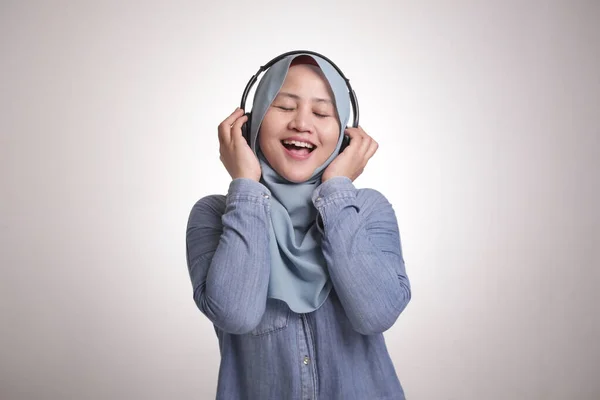 若い美しいアジアのイスラム教徒の女性の肖像は ヘッドフォンで音楽を聞いてヒジャーブを身に着けている ダンス — ストック写真