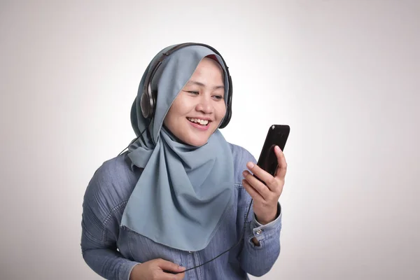 Portré Fiatal Gyönyörű Ázsiai Muszlim Visel Hidzsáb Zenét Hallgat Egy — Stock Fotó
