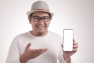 Seçici odak ile akıllı telefon mockup sunan genç genç Asyalı adam Portresi