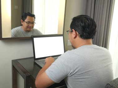 Dizüstü bilgisayarın görüntüsünü kapat, beyaz ekran şablonu ile bilgisayar monitörünü düzenle