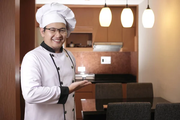 Aziatische Mannelijke Chef Kok Glimlachend Vriendelijk Bij Het Verwelkomen Van — Stockfoto