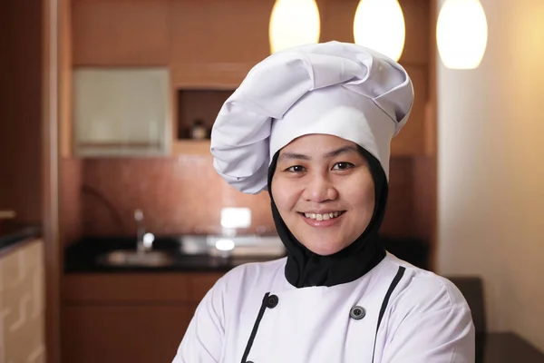 Portret Van Gelukkige Zelfverzekerde Succesvolle Aziatische Vrouwelijke Chef Kok Zoek — Stockfoto