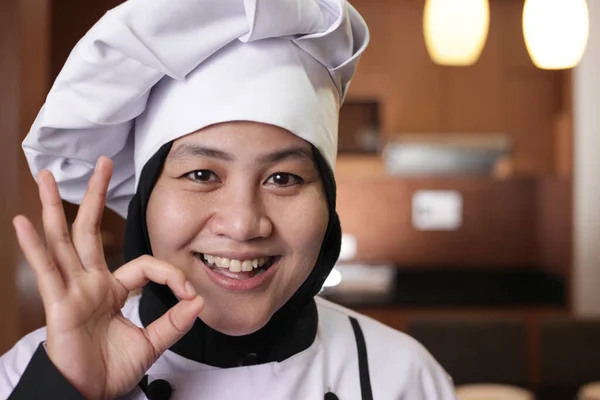 Portrait Happy Smiling Asian Female Chef Smiling Camera Shows Delicious — Stock Photo, Image