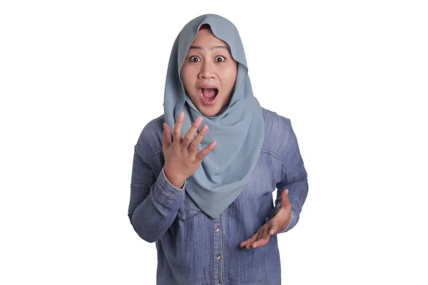 Portré Aranyos Fiatal Ázsiai Muzulmán Hölgy Visel Hidzsáb Mutatja Meglepett — Stock Fotó