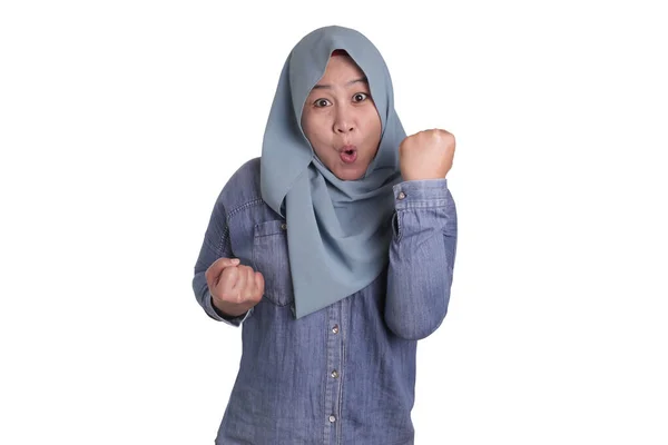 Portret Sukcesu Piękna Azjatycka Muzułmanka Nosząca Hidżab Pokazująca Zwycięski Gest — Zdjęcie stockowe