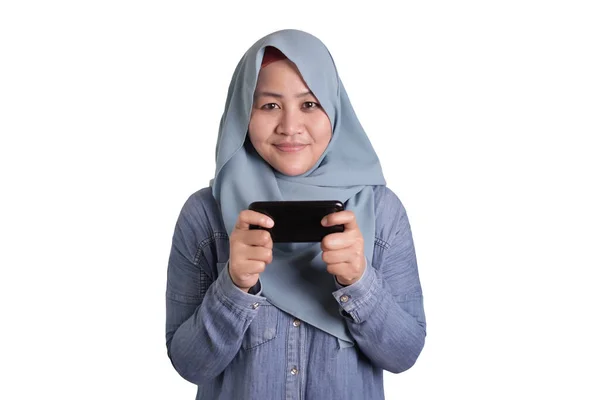 Szczęśliwa Azjatycka Muzułmanka Podekscytowana Grą Smartfonie Odizolowana Białym — Zdjęcie stockowe