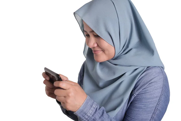 Glückliche Asiatische Muslimin Aufgeregt Spiele Auf Ihrem Smartphone Spielen Isoliert — Stockfoto