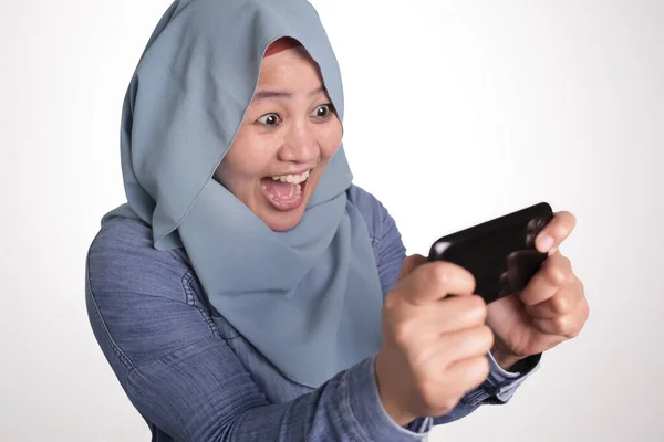 Счастливая Азиатская Мусульманка Взволнована Играть Игры Своем Смартфоне Изолированные Белом — стоковое фото