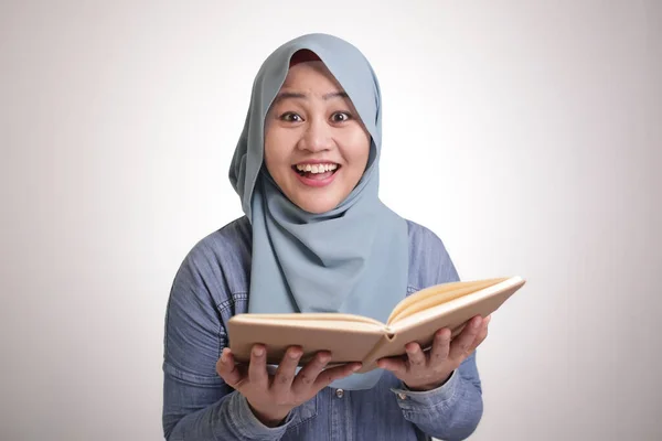 Портрет Молодой Мусульманки Хиджабе Читающей Книгу Удивленным Выражением Лица — стоковое фото