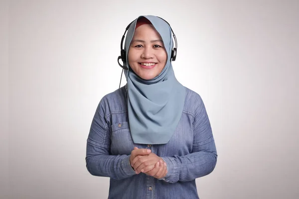 Portret Van Mooie Jonge Moslim Dame Dragen Hijab Call Center — Stockfoto