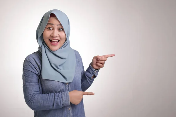 Retrato Asiática Jovem Mulher Muçulmana Feliz Sorrindo Apontando Para Apresentar — Fotografia de Stock