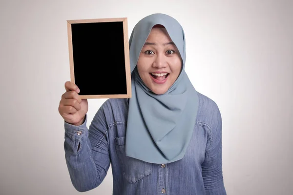 Ritratto Intelligente Felice Donna Musulmana Asiatica Successo Che Indossa Hijab — Foto Stock