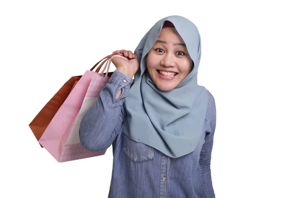 快乐的亚洲穆斯林女性的画像带来购物袋 这种购物袋被白色的消费主义生活方式所隔离 — 图库照片