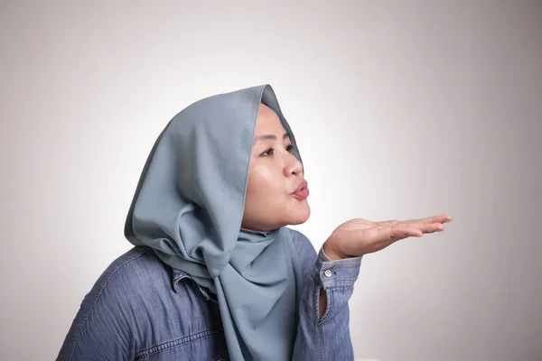 Retrato Mujer Musulmana Asiática Haciendo Gesto Beso Aéreo Aislado Blanco —  Fotos de Stock