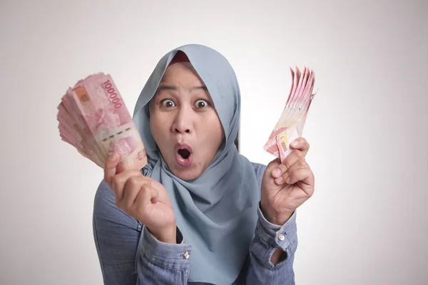 Porträt Einer Indonesischen Muslimin Mit Rupiah Geld Und Lachender Siegergeste — Stockfoto