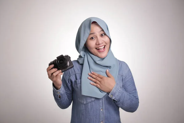 Retrato Feliz Mujer Musulmana Asiática Fotógrafa Sosteniendo Una Cámara Sonriendo —  Fotos de Stock