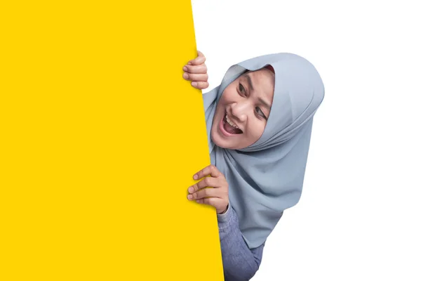Jeune Femme Affaires Musulmane Asiatique Souriant Regardant Derrière Panneau Publicitaire — Photo