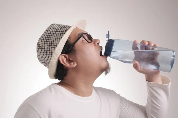 Retrato Buena Apariencia Saludable Bebida Masculina Asiática Mostrando Agua Mineral — Foto de Stock