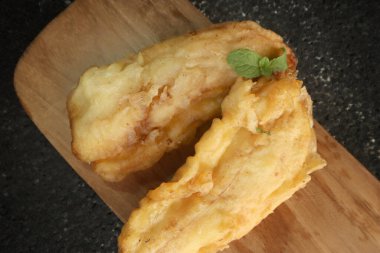 Pisang Goreng, Endonezya usulü kızarmış muz böreği, tatlı çöl, geleneksel sokak yemekleri, ahşap tabakta servis ediliyor.