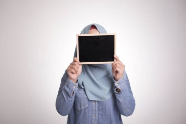 Müslüman kadın yüzünü karatahtayla örten tesettürlü, isimsiz fare yüz ifadesi, boş kopya alanı şablonu