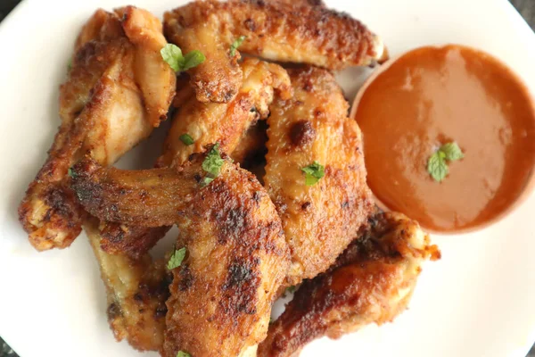 Deliciosas Alas Pollo Alitas Pollo Horneadas Fritas Servidas Con Salsa —  Fotos de Stock