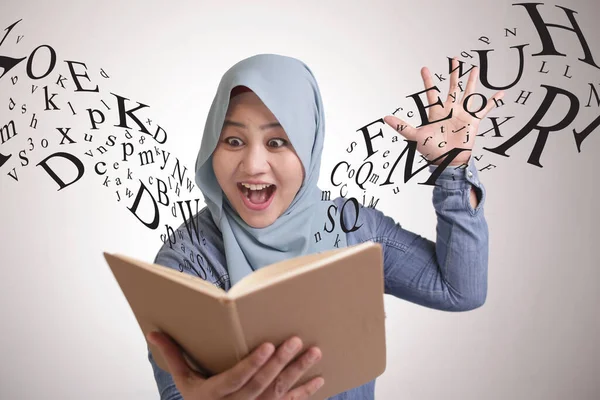 Retrato Joven Mujer Musulmana Asiática Beaautiful Sonriendo Leer Libro Libro — Foto de Stock