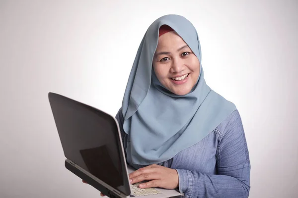 Portré Ázsiai Muszlim Dolgozik Laptop Mosolygó Boldog Kifejezés Hír Mail — Stock Fotó