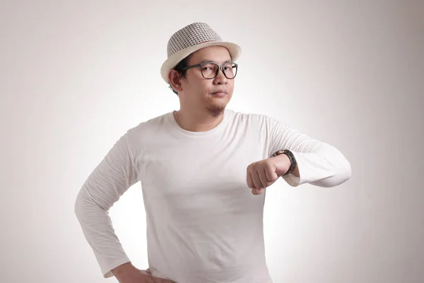 Retrato Jovem Asiático Apontando Para Seu Relógio Pulso Chefe Gerente — Fotografia de Stock