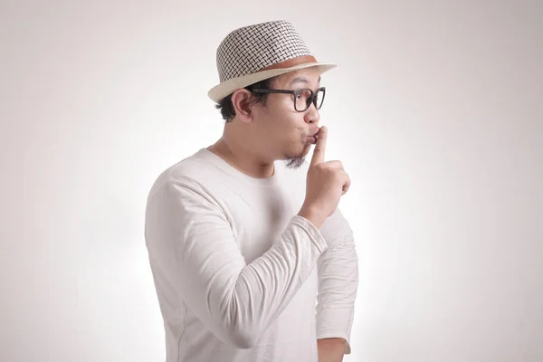 Retrato Jovem Ásia Homem Pedindo Para Ser Quieto Shushing Gesto — Fotografia de Stock