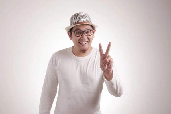 Görünümlü Genç Asyalı Adam Portresi Beyaz Duvara Karşı Parmağıyla Iki — Stok fotoğraf