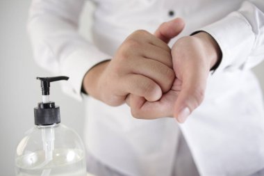 Alkol dezenfektanlarıyla el yıkamak ya da şişeden alkol jeli kullanmak. Covid-19 Corona virüs salgını enfeksiyon önleme ve kontrol. Hijyen ve sağlık hizmetleri kavramı 