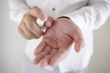 Alkol dezenfektanlarıyla el yıkamak ya da şişeden alkol jeli kullanmak. Covid-19 Corona virüs salgını enfeksiyon önleme ve kontrol. Hijyen ve sağlık hizmetleri kavramı 