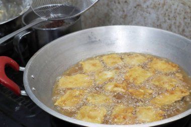 Kızarmış tempeh, Endonezya geleneksel yemeği, tempe goreng ya da gorengan. Kızarmış tavuk nuggetı