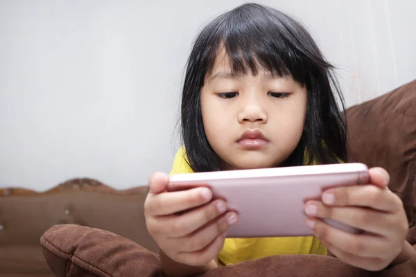 Portrét Asijské Malé Holčičky Hraje Minitelefonem Dětmi Které Mají Telefon — Stock fotografie